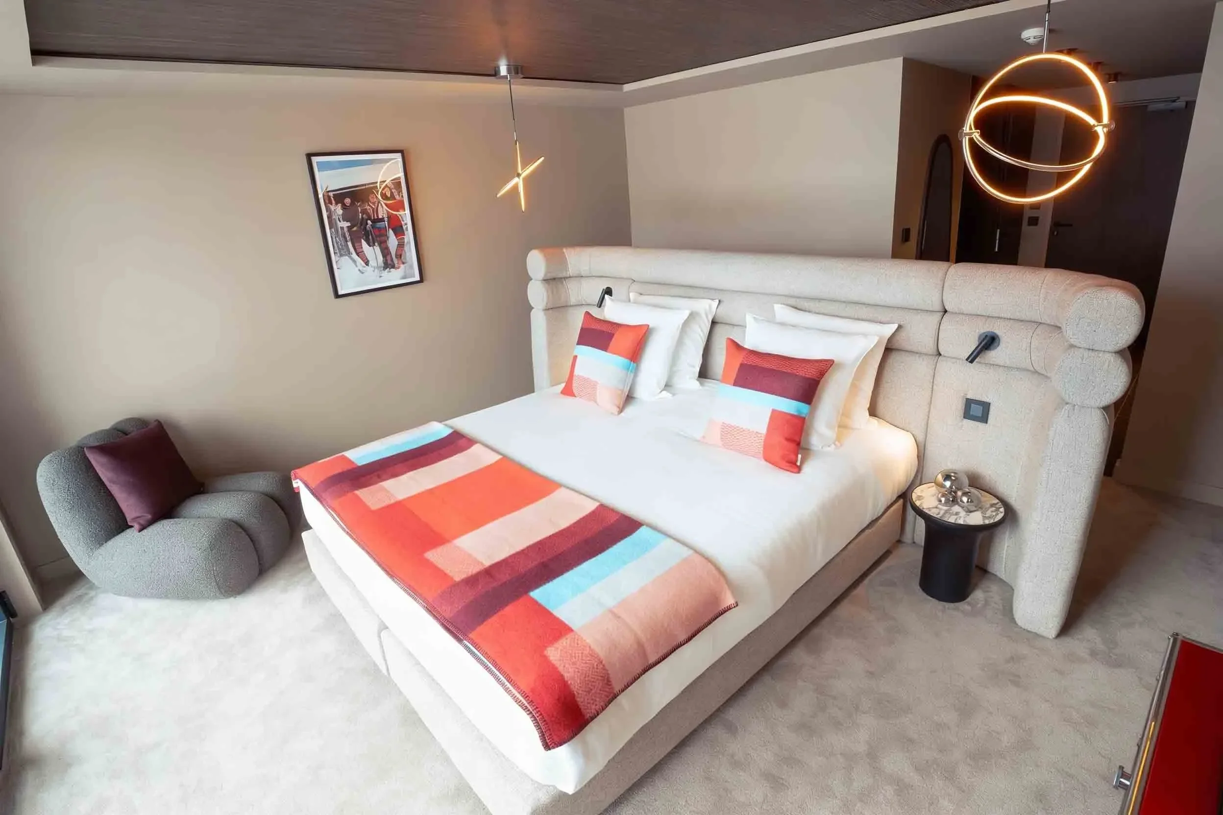 imgi_10_6aad473423da8e6f3f282d18_hotel-les-menuires-grand-premium-room-bedroom-overview.webp