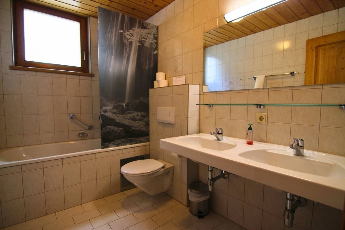 imgi_101_27__ScaleWidthWzEyMDBd.-Catered-chalet-Elfriede-Fiss-Badkamer-Appartement-C.jpg
