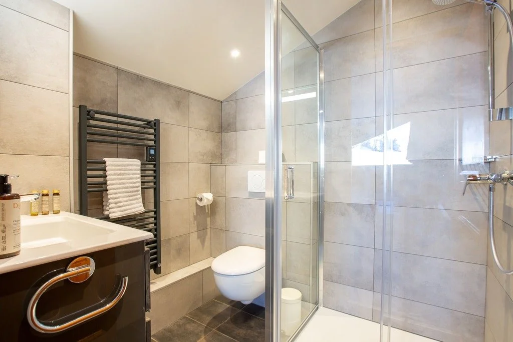 imgi_3_Morzine-chalet-ensuite-bathroom.jpg