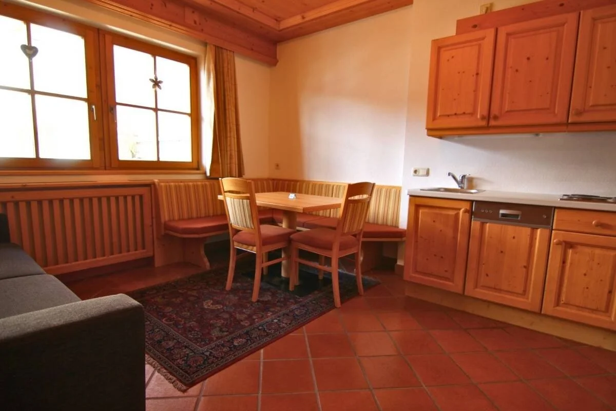 imgi_94_20__ScaleWidthWzEyMDBd.-Catered-chalet-Elfriede-Fiss-Woonkamer-Appartement-15.jpg