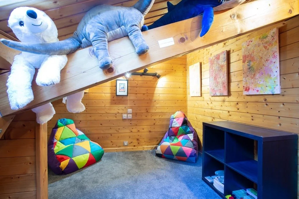 imgi_12_chalet-morzine-childrens-play-tv-room.jpg