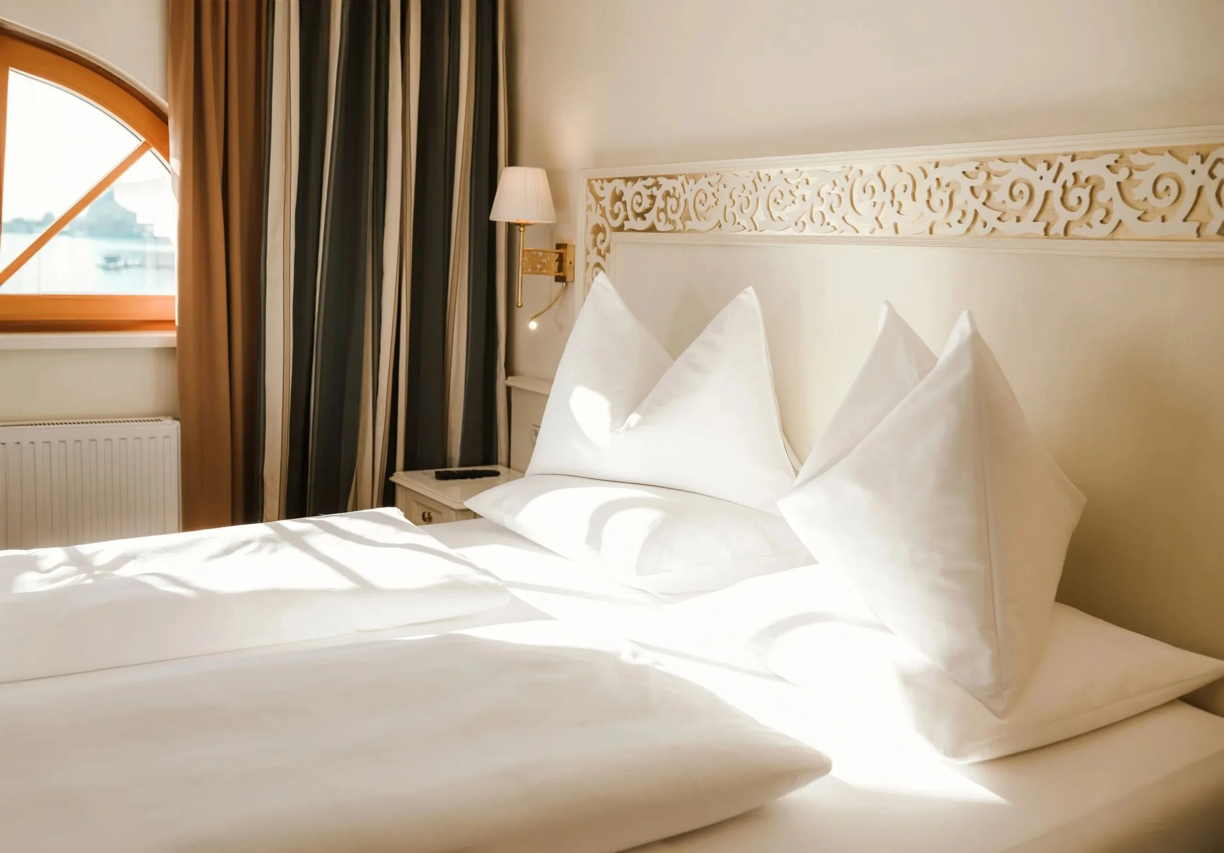 imgi_274_grand-hotel-room-lake-view-0143.jpg