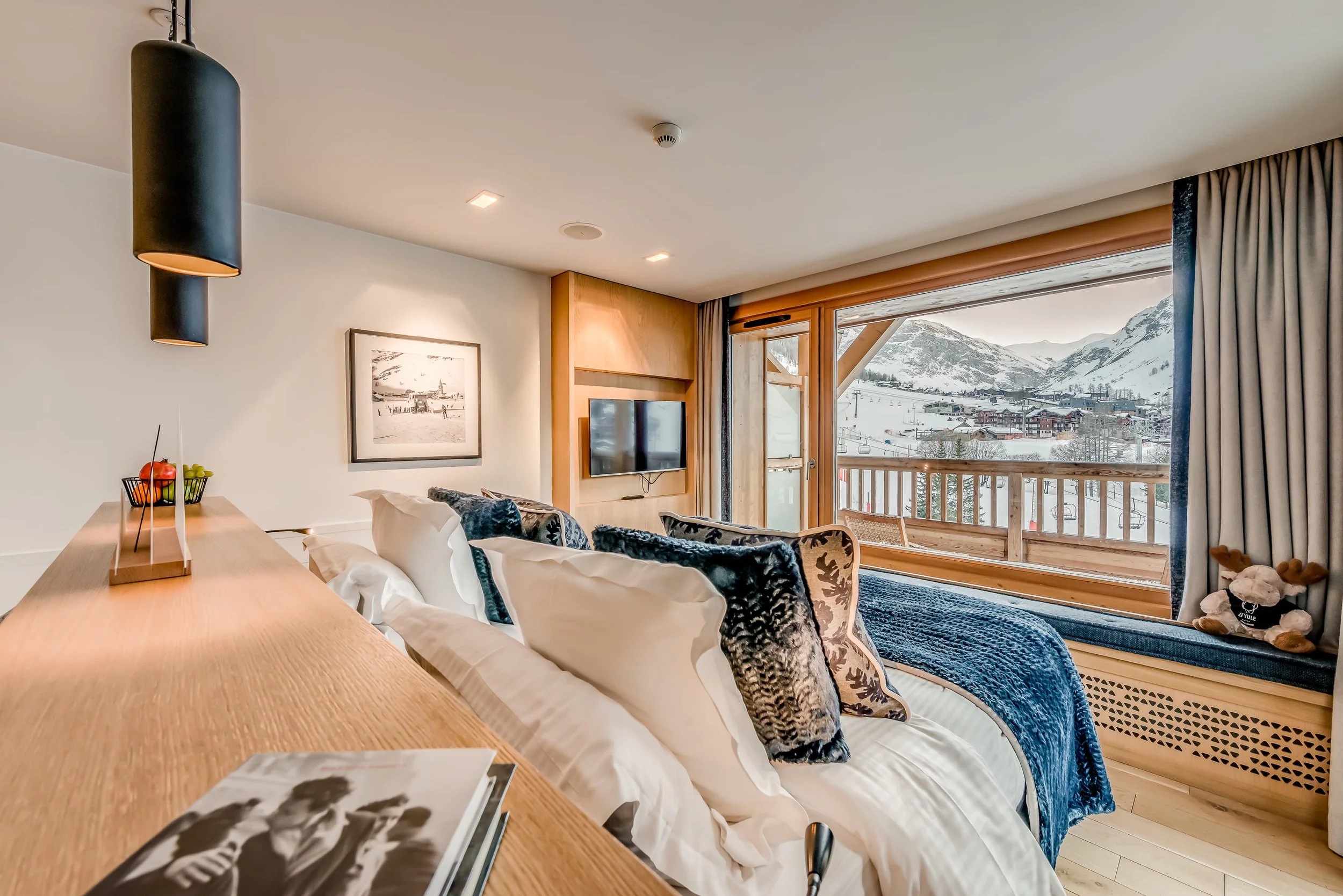 Modern Jr Suite Bedroom within Hotel Le Yule. A beautiful room with a balcony overlooking the slopes