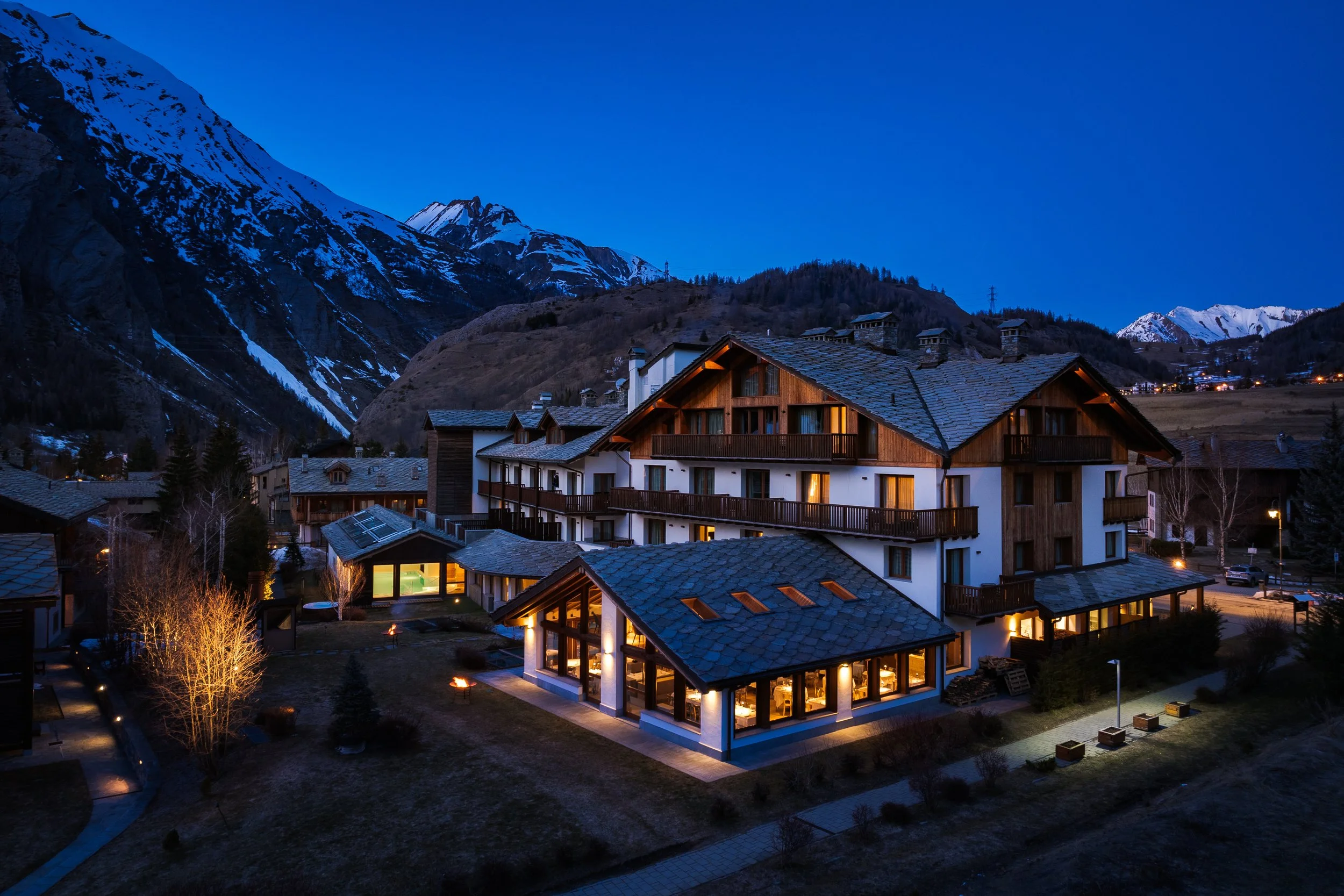 Montana Lodge, La Thuile in dusk. The soft interior lighting makes Montana Lodge look very inviting for its guests.