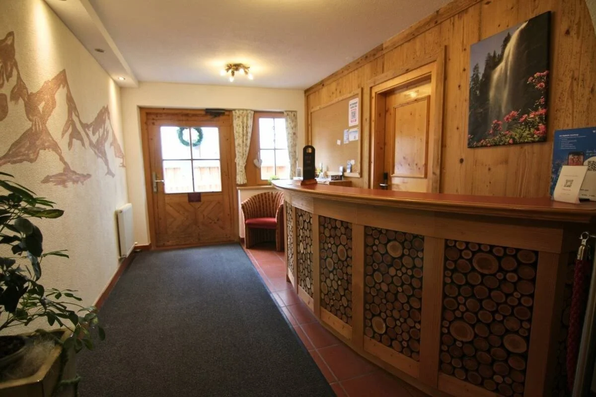 imgi_93_19__ScaleWidthWzEyMDBd.-Catered-chalet-Elfriede-Fiss-Receptie.jpg