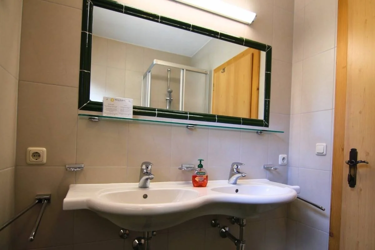 imgi_98_24__ScaleWidthWzEyMDBd.-Catered-chalet-Elfriede-Fiss-Vierpersoonsappartement-badkamer-Zimmer-18.jpg
