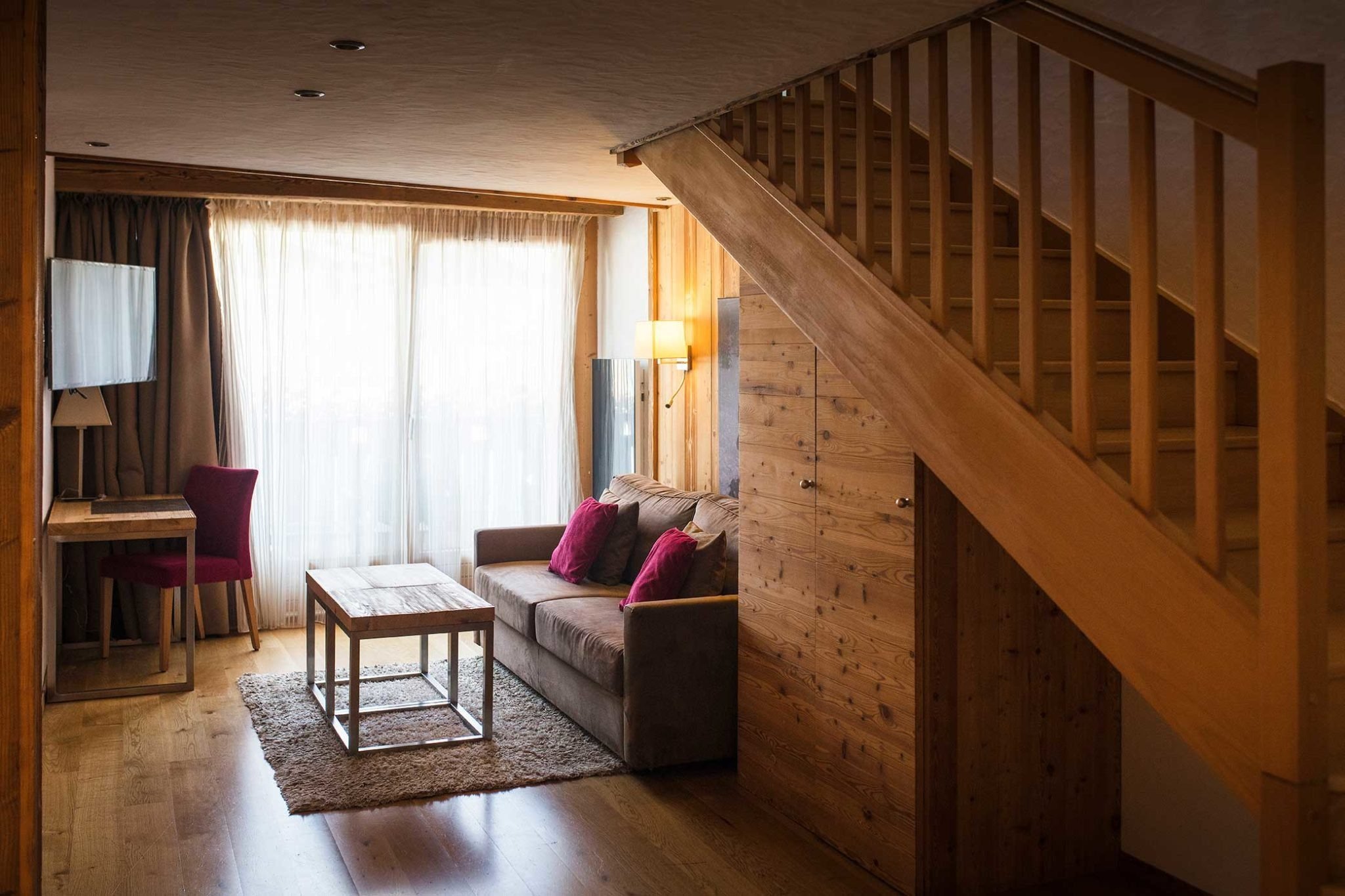 imgi_118_au-coeur-du-village-suite-familiale-espace-salon-plein-pied-4-bd_matthieu-cellard-2048x1365.jpg