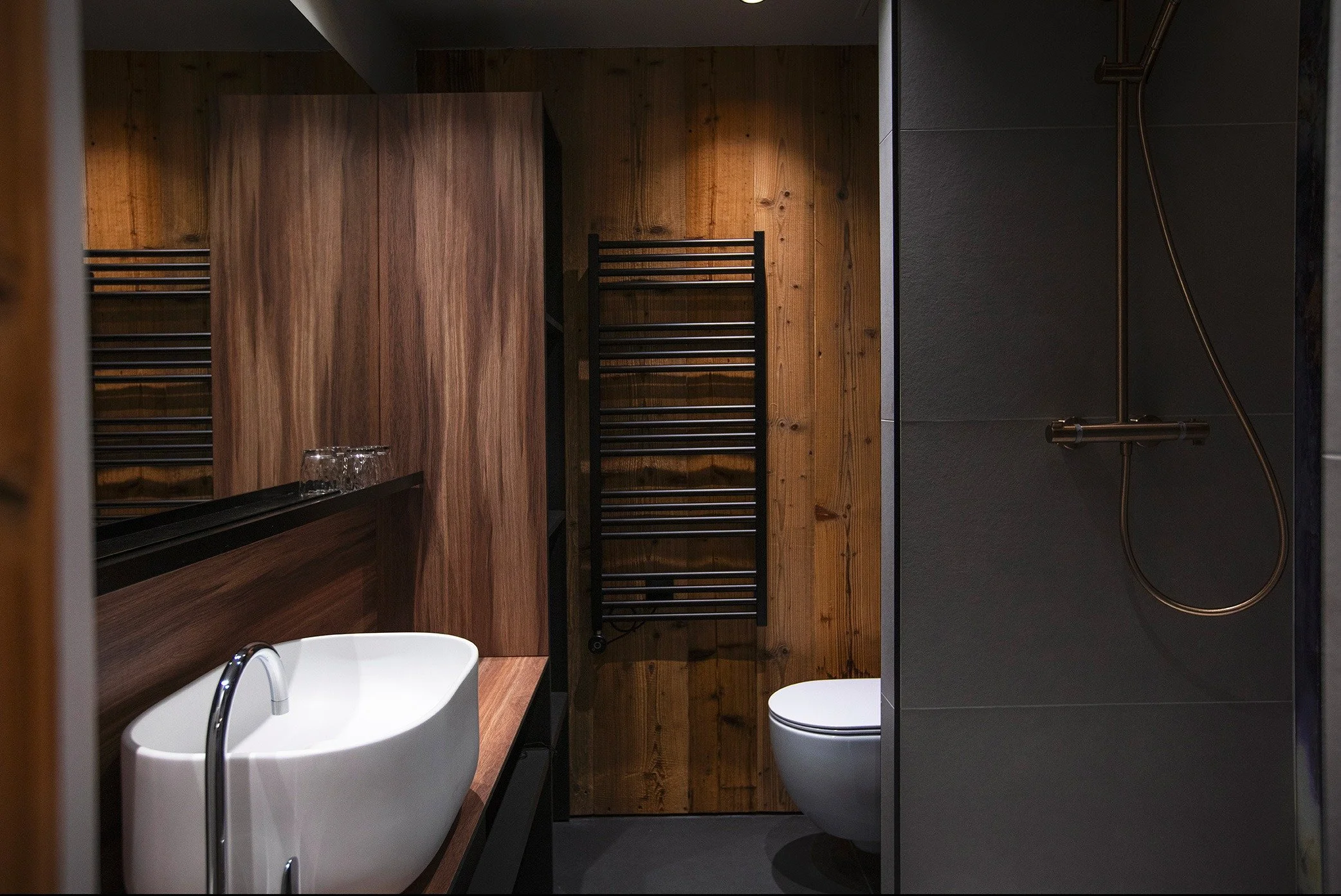 imgi_21_beauregard-chambre-double-superieure-salle-de-douche-3-bd_matthieu-cellard.jpg