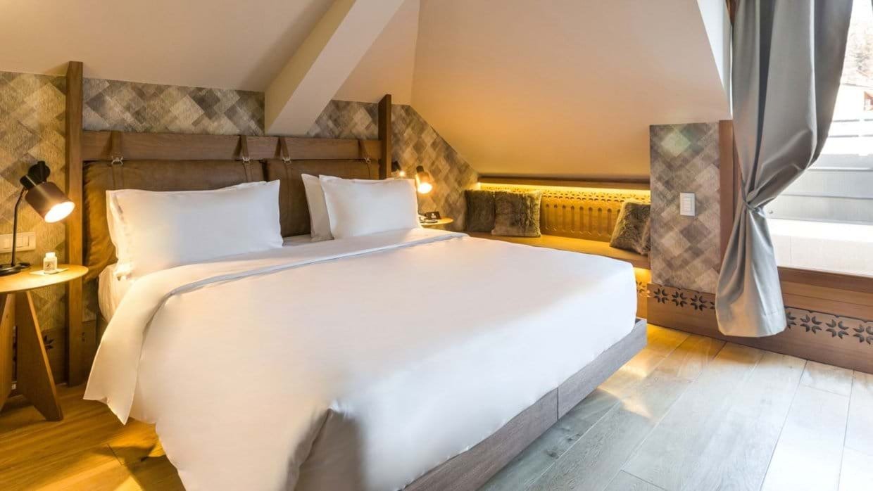 imgi_17_luxury-ski-hotel-cortina-hotel-savoia-master-suite.jpg