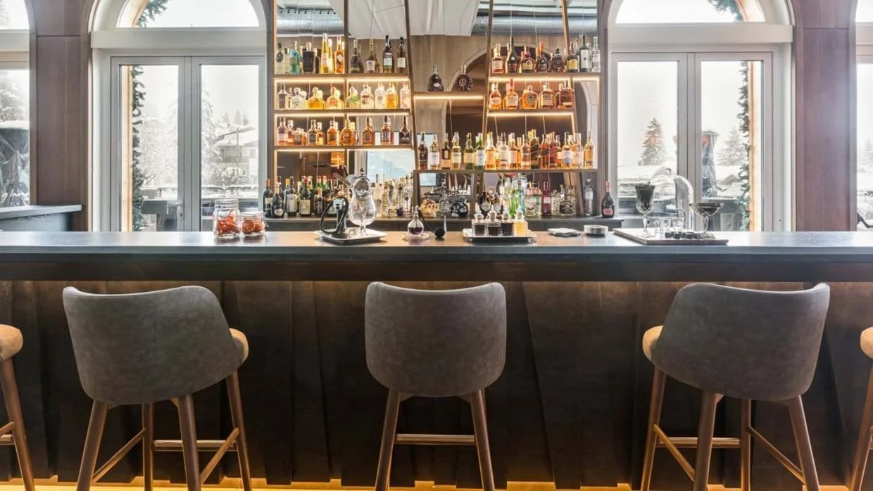 imgi_11_luxury-ski-hotel-cortina-hotel-savoia-bar.jpg