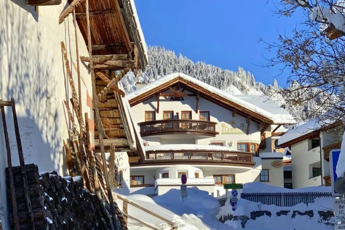 imgi_111_37__ScaleWidthWzEyMDBd.-Catered-chalet-Elfriede-Fiss-Straat.jpg