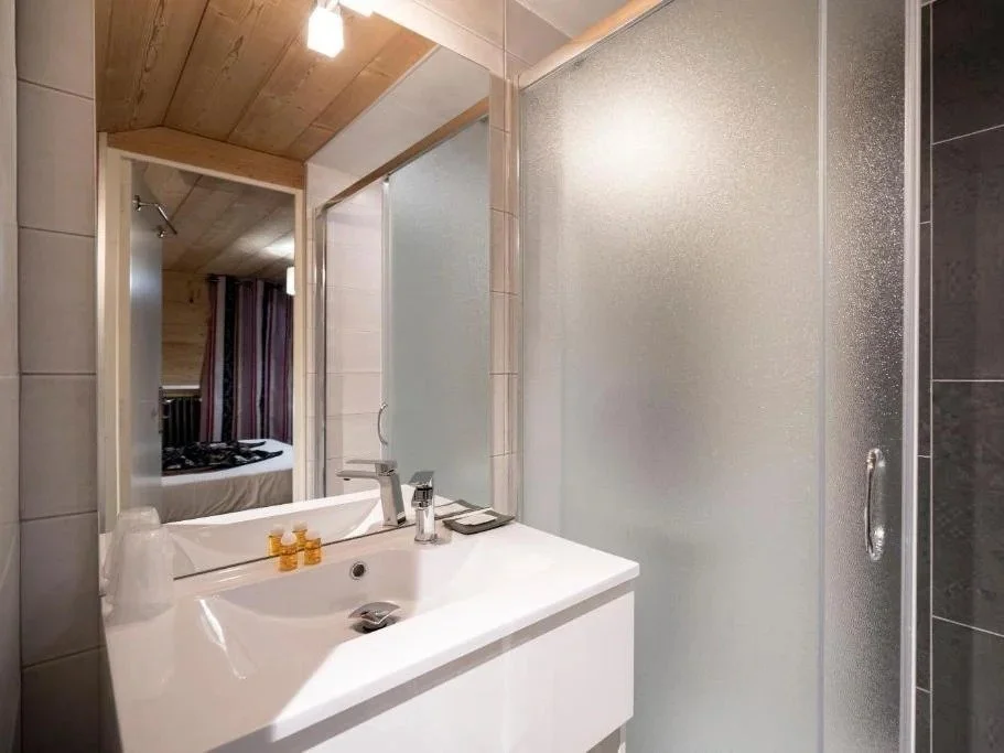 imgi_36_logis-hotel-ufredy-salle-de-bains-la-clusaz-106128.jpg