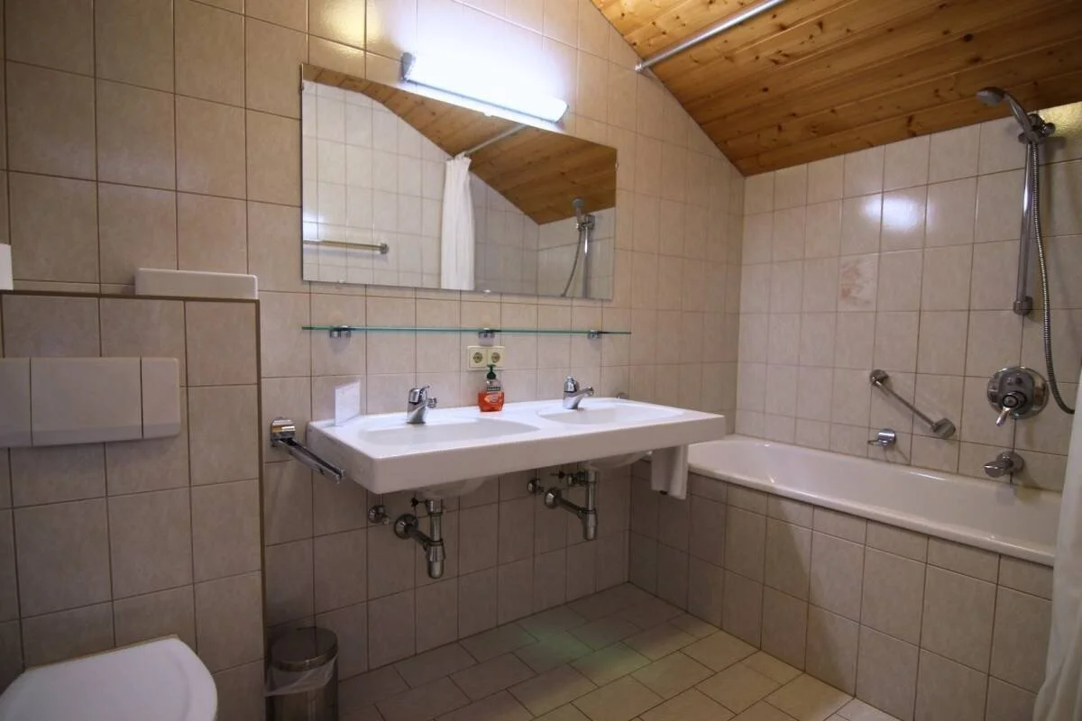 imgi_82_08__ScaleWidthWzEyMDBd.-Catered-chalet-Fiss-Elfriede-Badkamer-Zimmer-10.jpg
