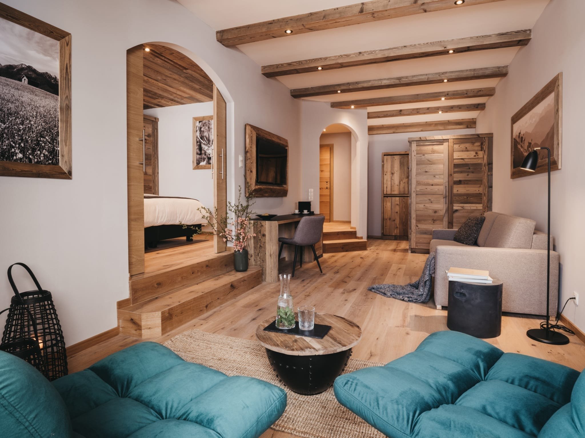 imgi_157_vaya-zillertal-panorama-suite-wohnzimmer-scaled.jpg