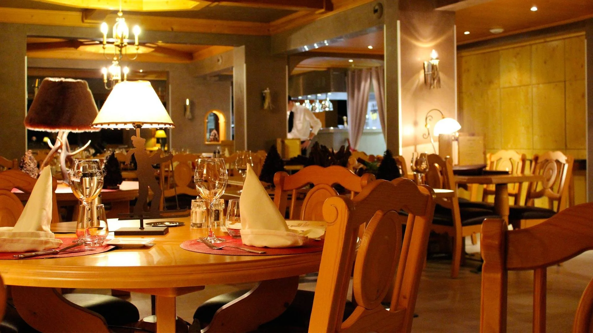 imageye___-_imgi_134_230__slideshow_xlarge__le-restaurant-le-cerf-est-ouvert-tous-les-soirs.jpg