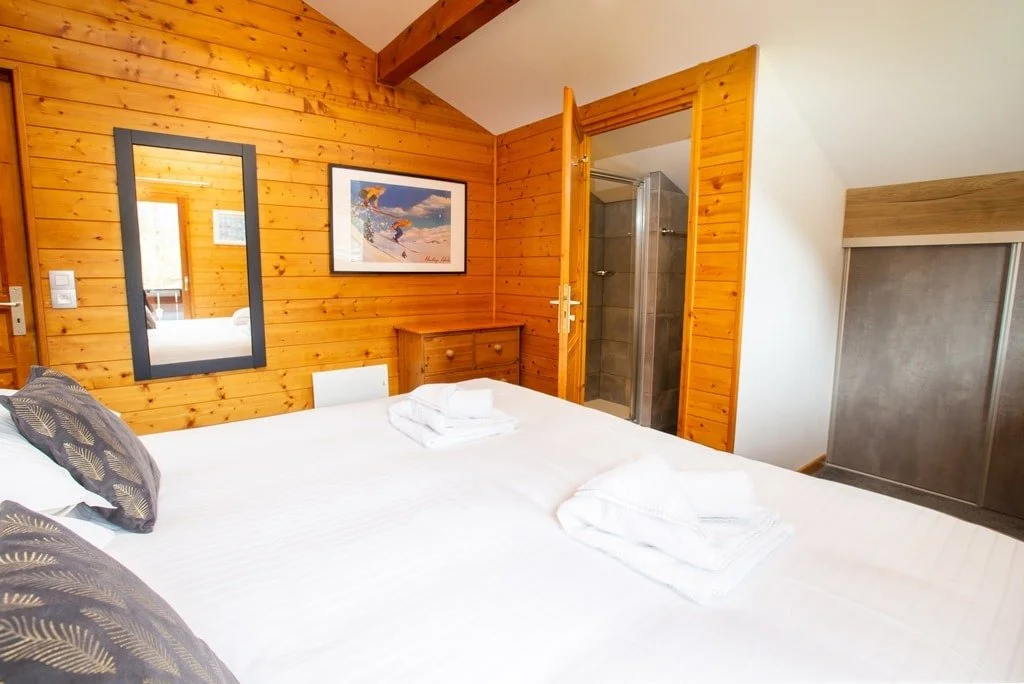imgi_2_luxury-ensuite-chalet-bedroom.jpg