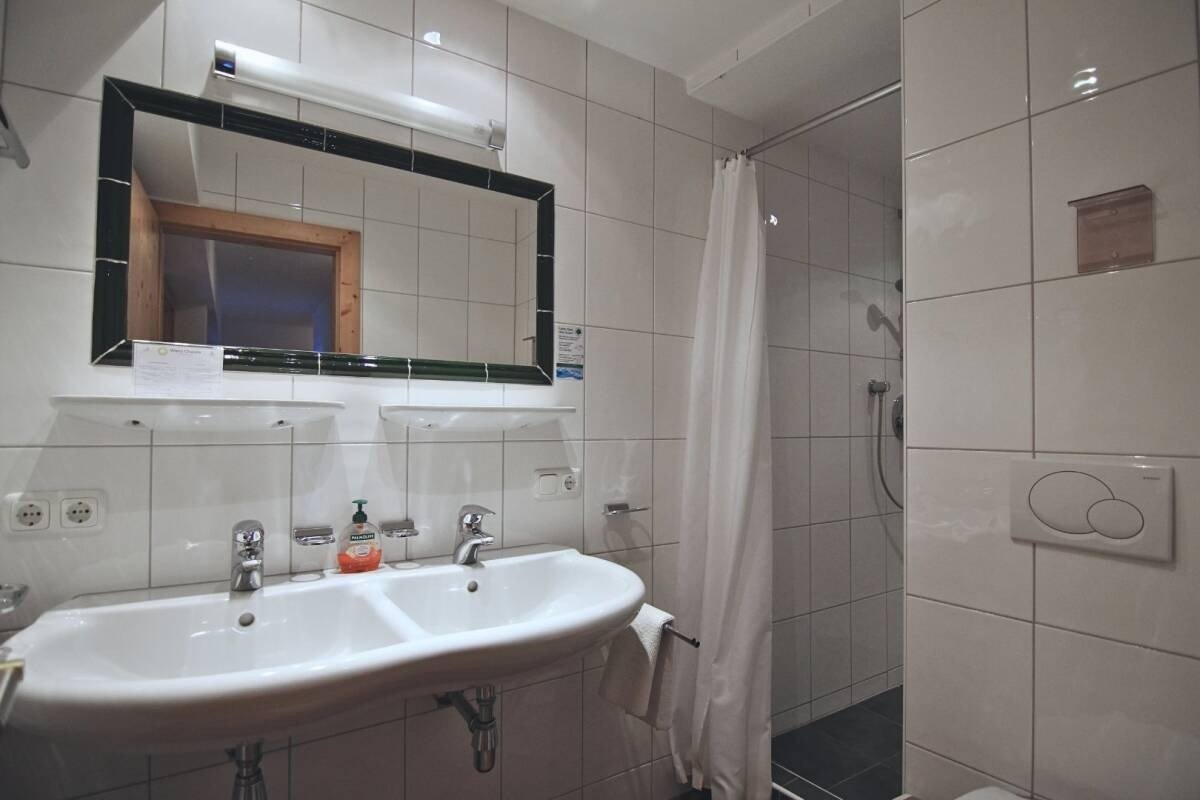 imgi_88_13__ScaleWidthWzEyMDBd.-Catered-chalet-Elfriede-Fiss-Badkamer-Appartement-1.jpg