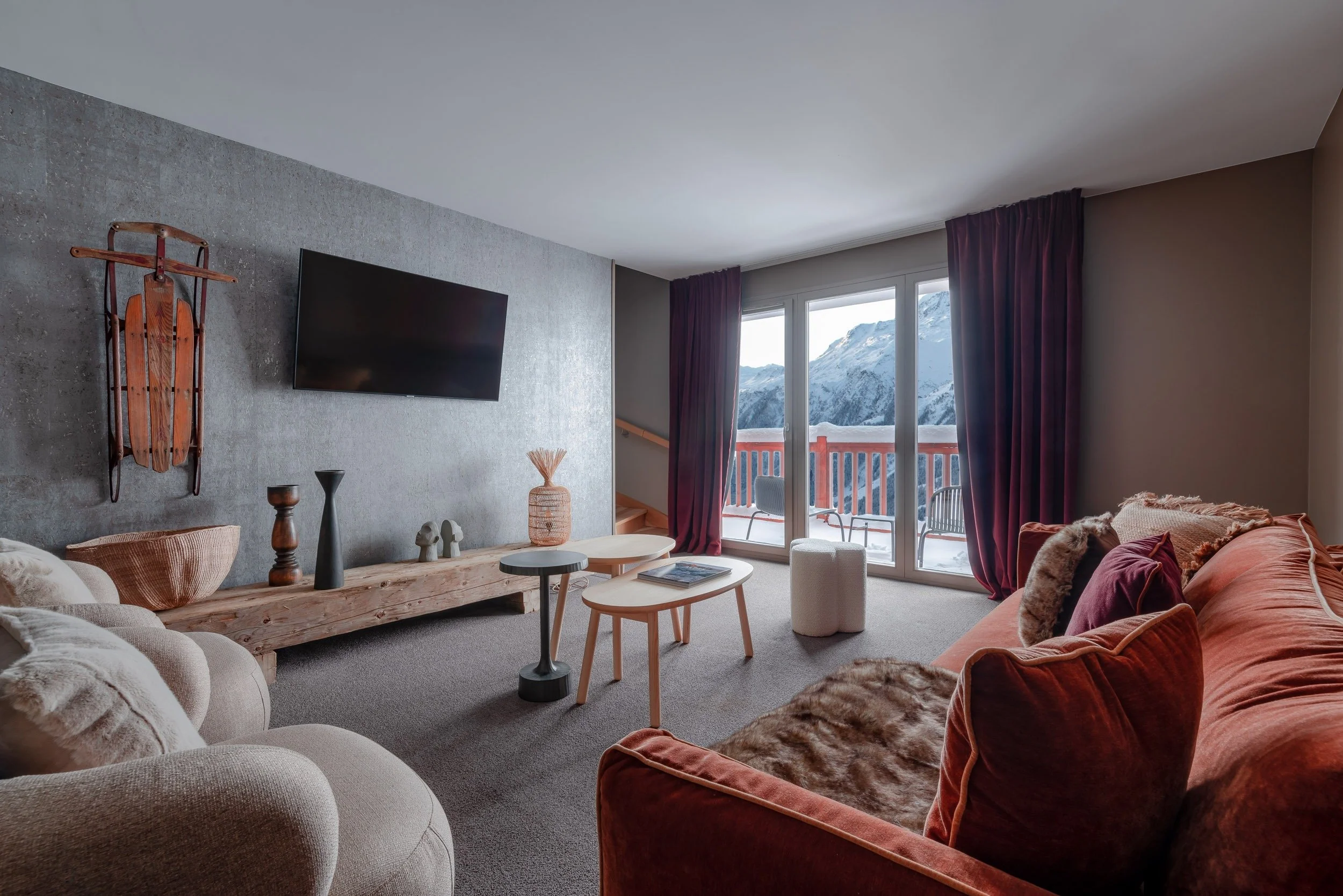 imgi_32_61b9f52e6660bb0c01e6cb3d_2112-05_16_SUITEMONTily_larosiere_chambre_bd.jpg