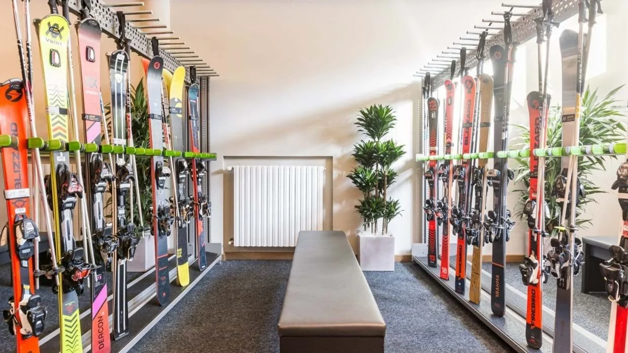 imgi_24_luxury-ski-hotel-cortina-hotel-savoia-ski-room.jpg