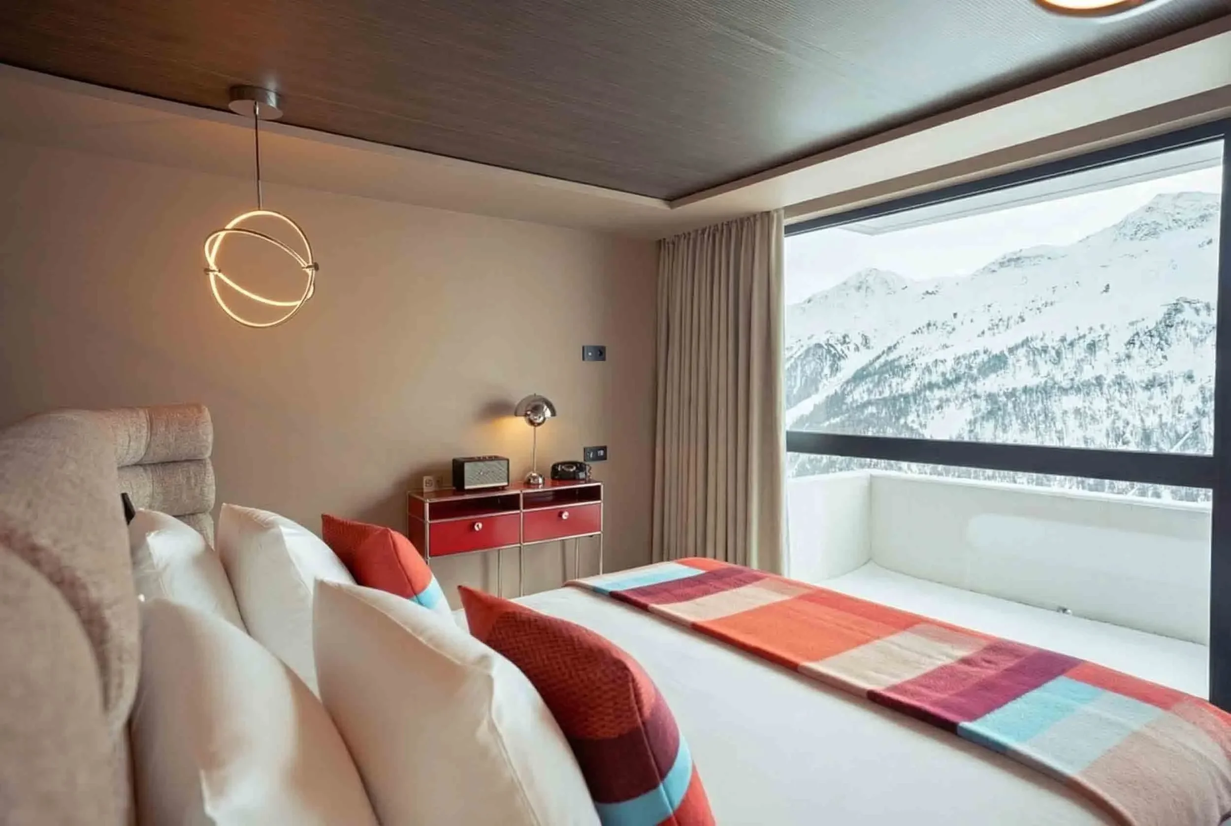 imgi_8_6aad469da1a97a8098fbefed_hotel-les-menuires-signature-room-bedroom-mountain-view.webp