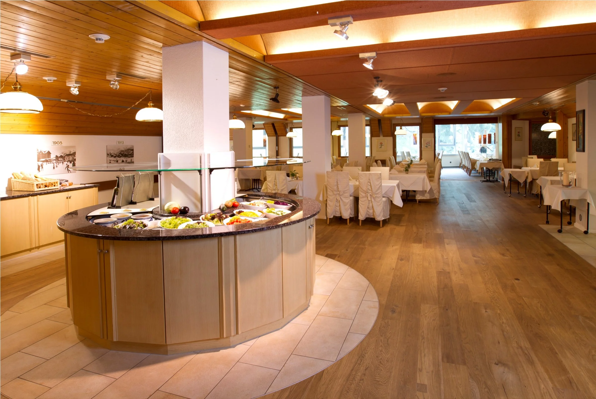 20 Breakfast and dining area.jpg