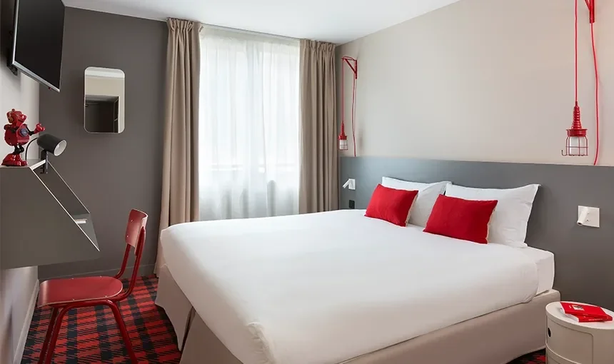 Double bedroom with a red and white interior.