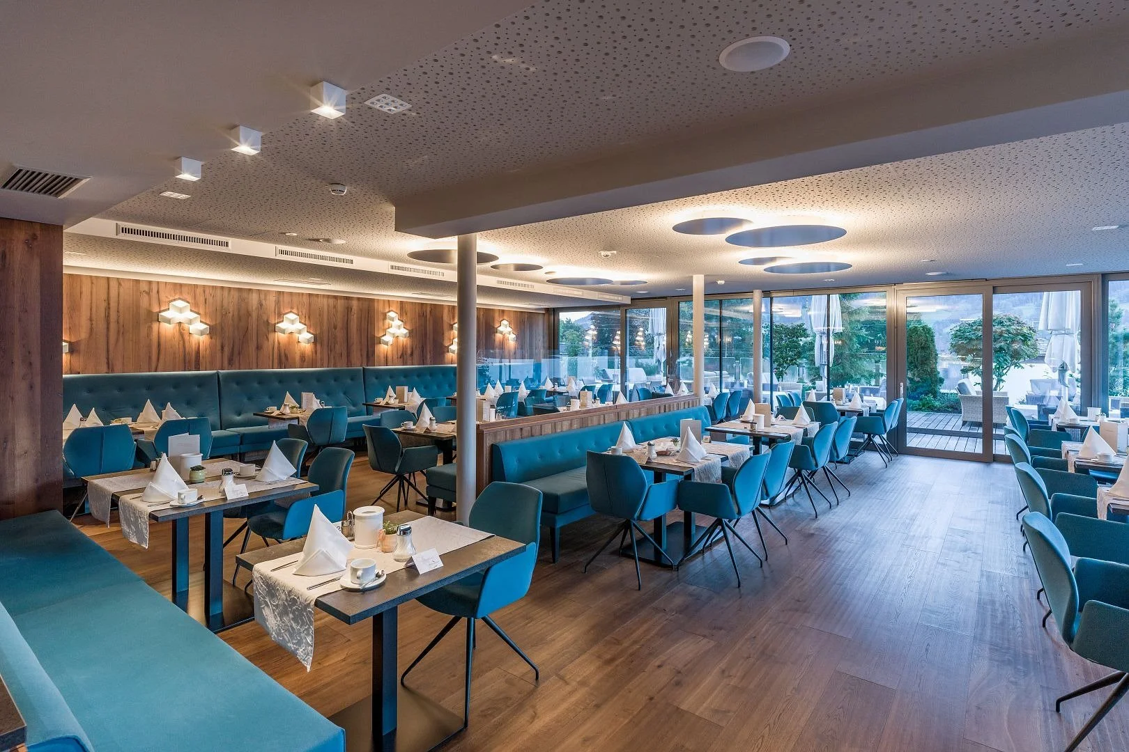 imgi_232_hotel-schweizerhof-hahnenkammstrasse-4-kitzbuehel-wintergarten-stube.jpg
