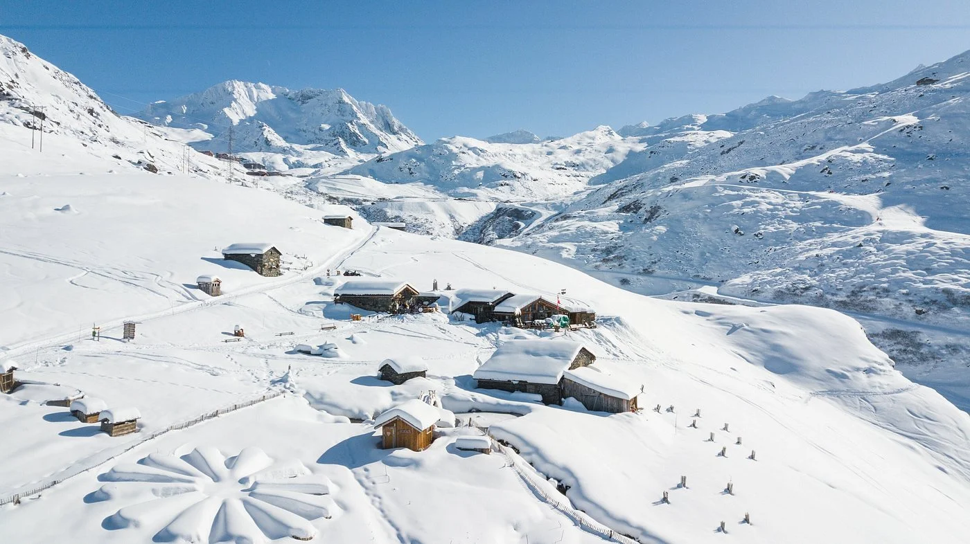Drone image of Chez Pépé Nicolas, Val Thorens nestled in the snowy mountains, off the beaten track.