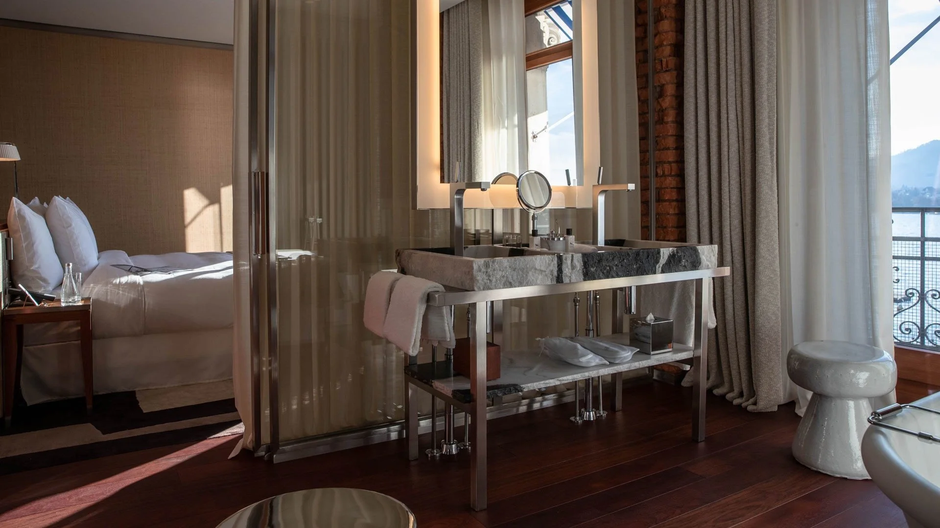 imgi_3_lrz_prestige_balcony_room_gallery_1-1920x1080.jpg
