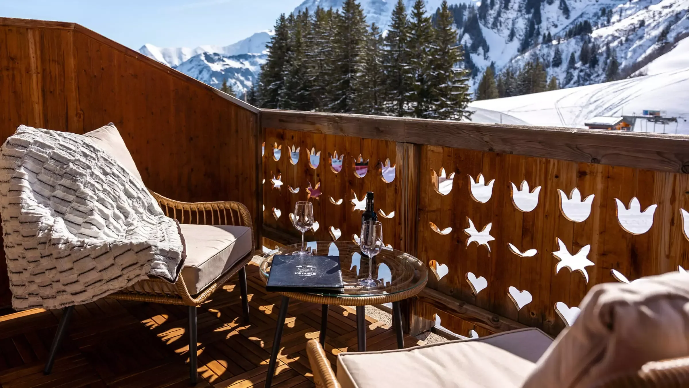 imgi_296_mountain-view-room-slide06-2400x1353-crop-q75.webp