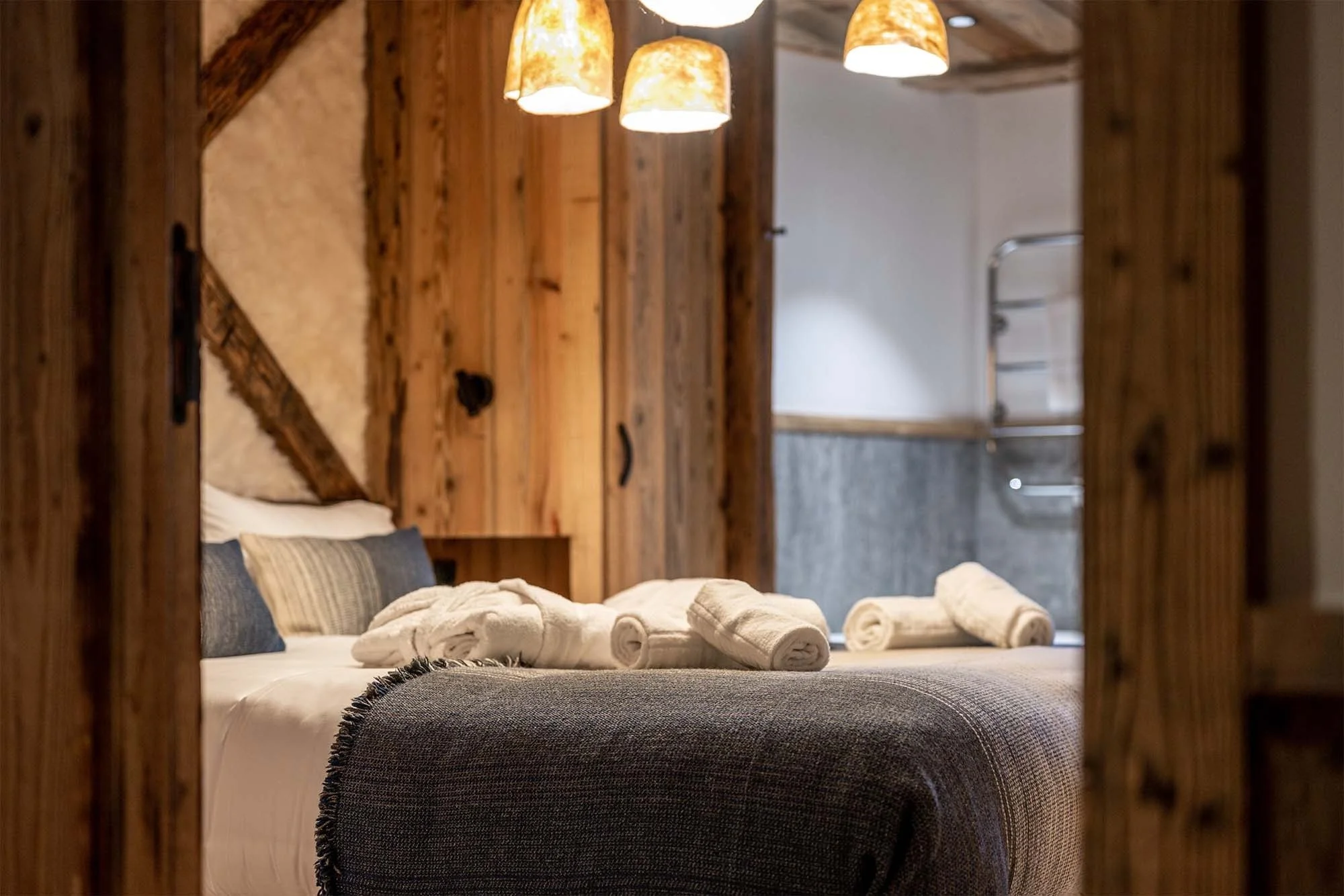 imgi_21_Les_Sources_de_l_Isere_chambre_detail_2.jpg
