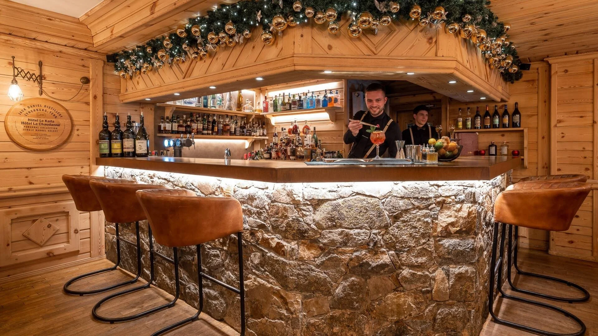 imageye___-_imgi_48_1603_bar-du-chalet-en-bois-hotel-meribel-la-chaudanne.jpg