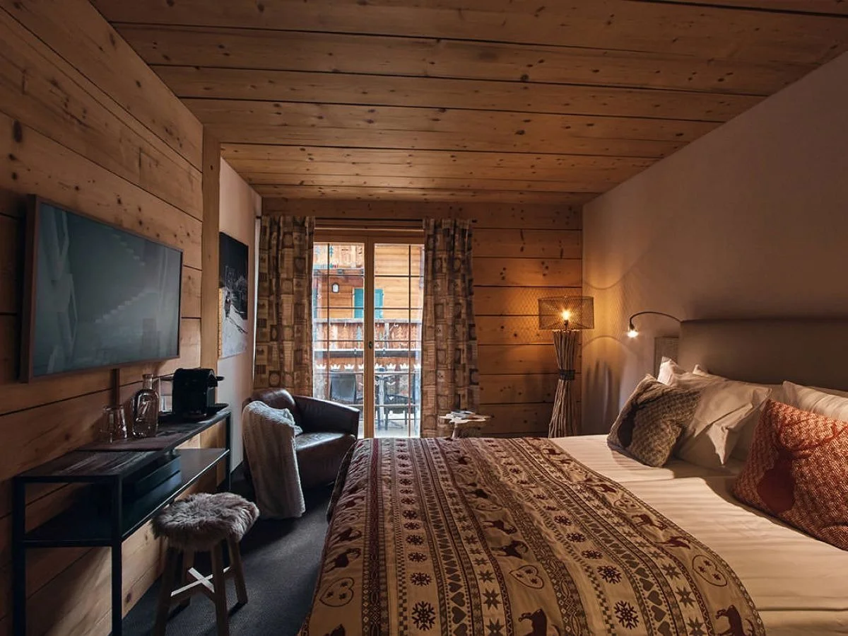 imgi_283_village-view-room01-1200x899-crop-q80.jpg
