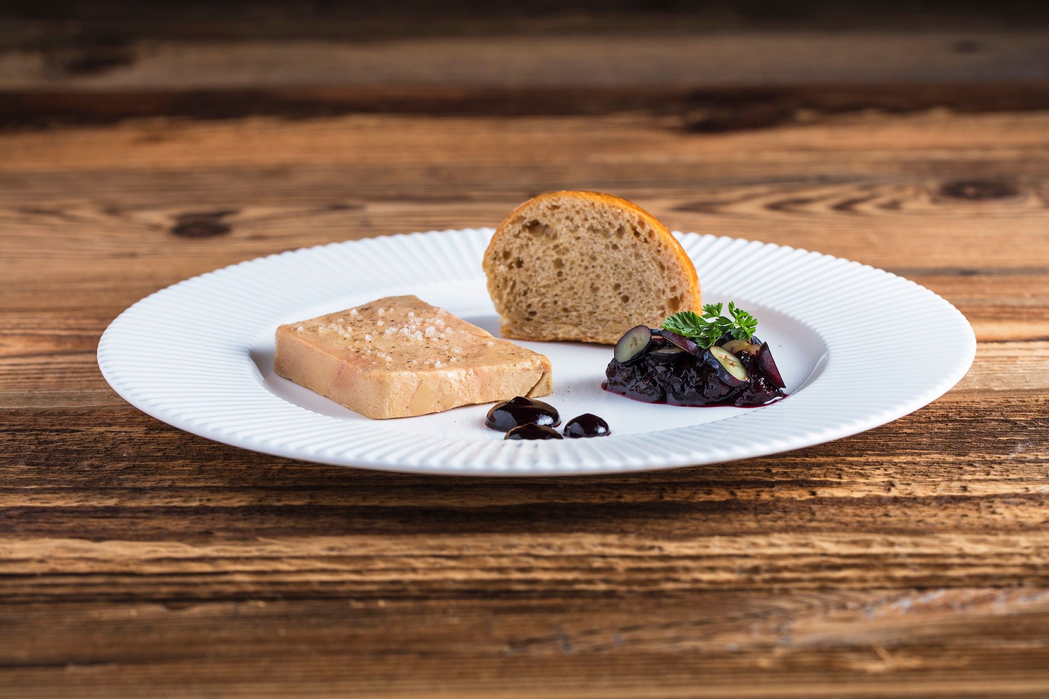 imgi_42_le-coeur-entree-terrine-foie-gras-marine-sapinette-confit-myrtilles-vinaigre-beaujolais-brioche-fine-6-bd_matthieu-cellard.jpg