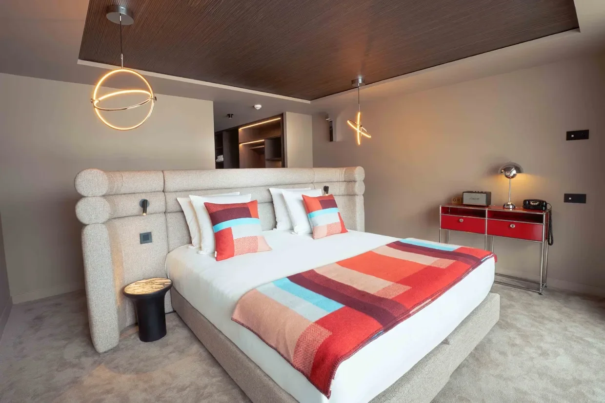 imgi_7_6aad47153eda28517730b5f3_hotel-les-menuires-deluxe-room-bedroom-overview.webp