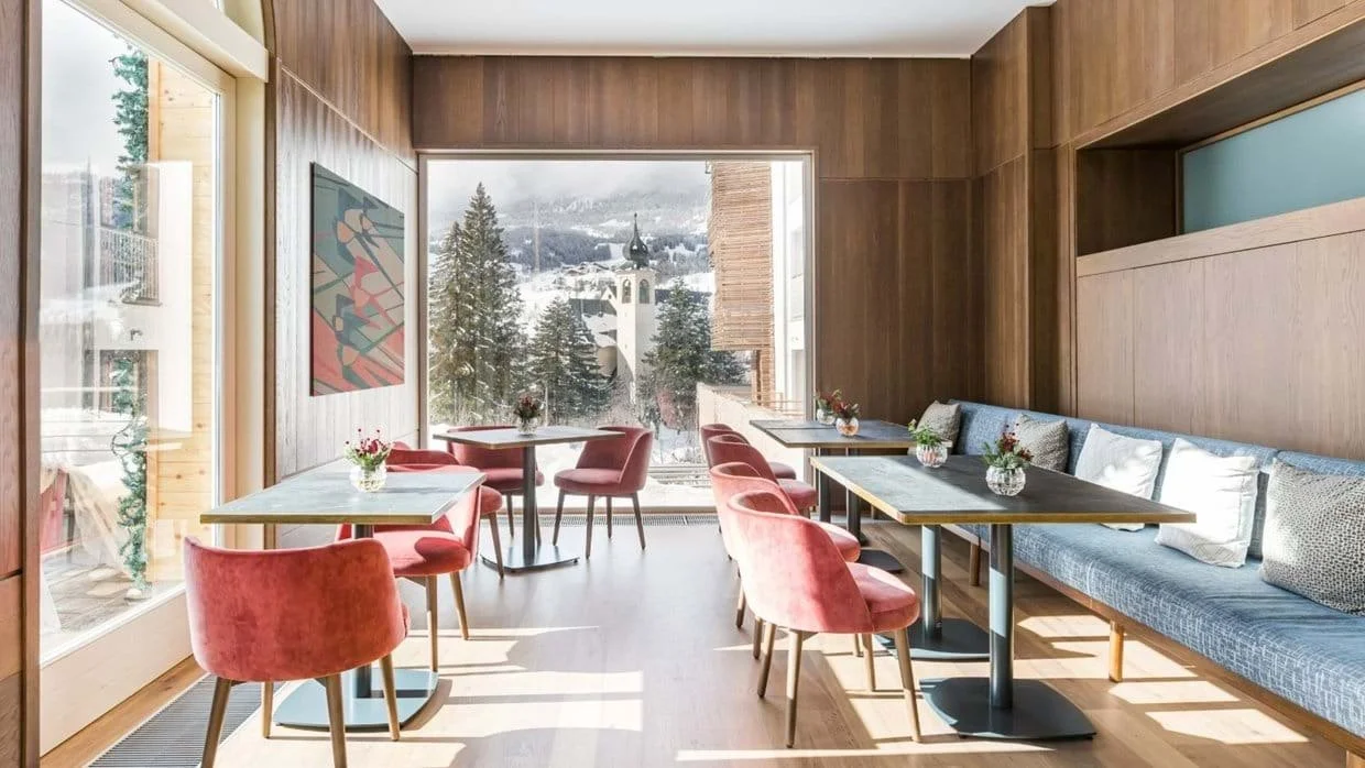 imgi_15_luxury-ski-hotel-cortina-grand-hotel-savoia-oxford-ski-sitting-area-1.jpg