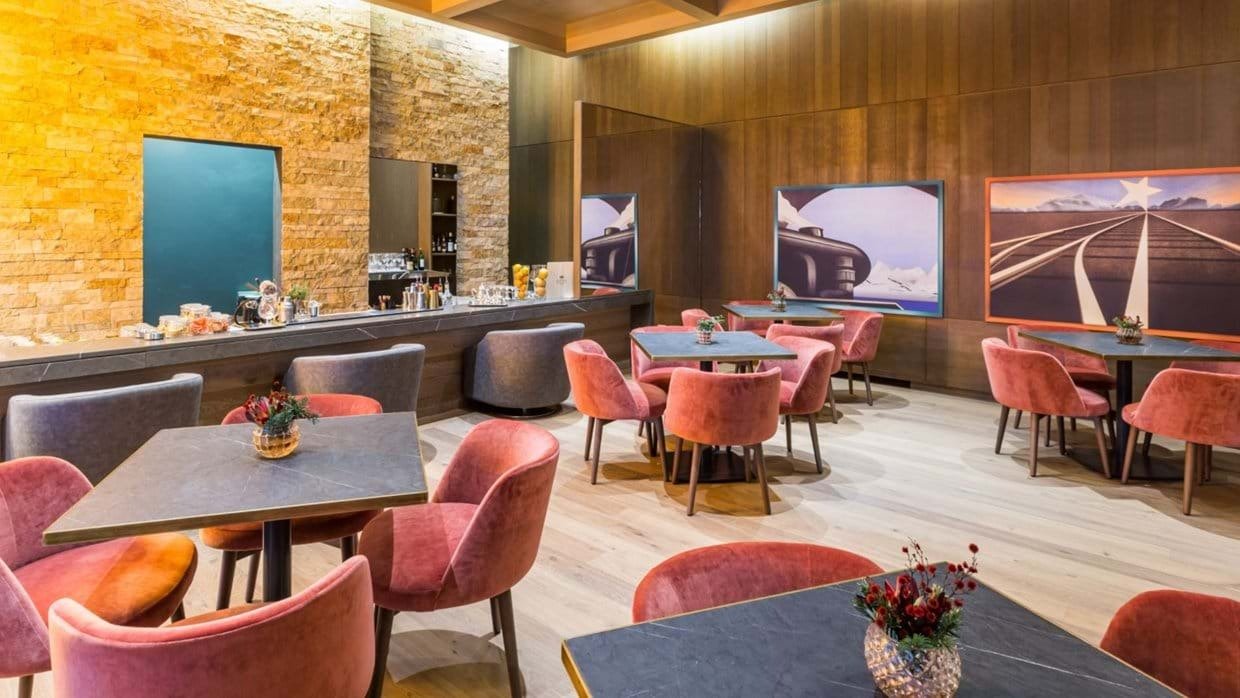 imgi_14_luxury-ski-hotel-cortina-hotel-savoia-lounge.jpg