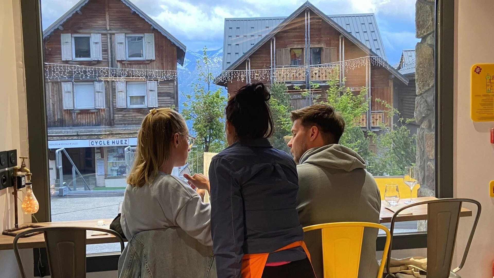 imageye___-_imgi_21_671_service-au-popalp-cafe-restaurant-alpe-d-huez.jpg