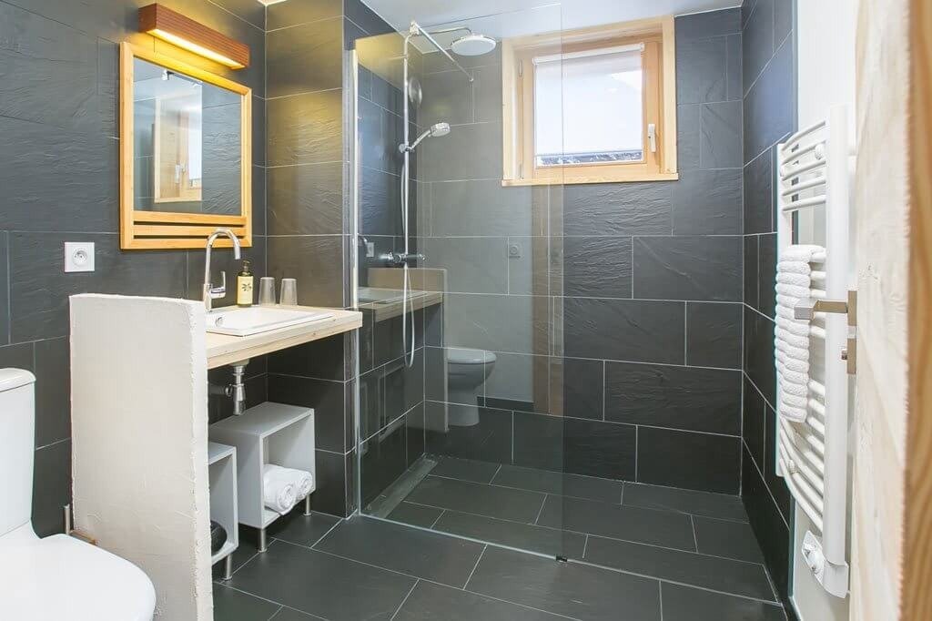 imgi_18_chalet-zormine-morzine-chalet-bathroom-1024x682.jpg