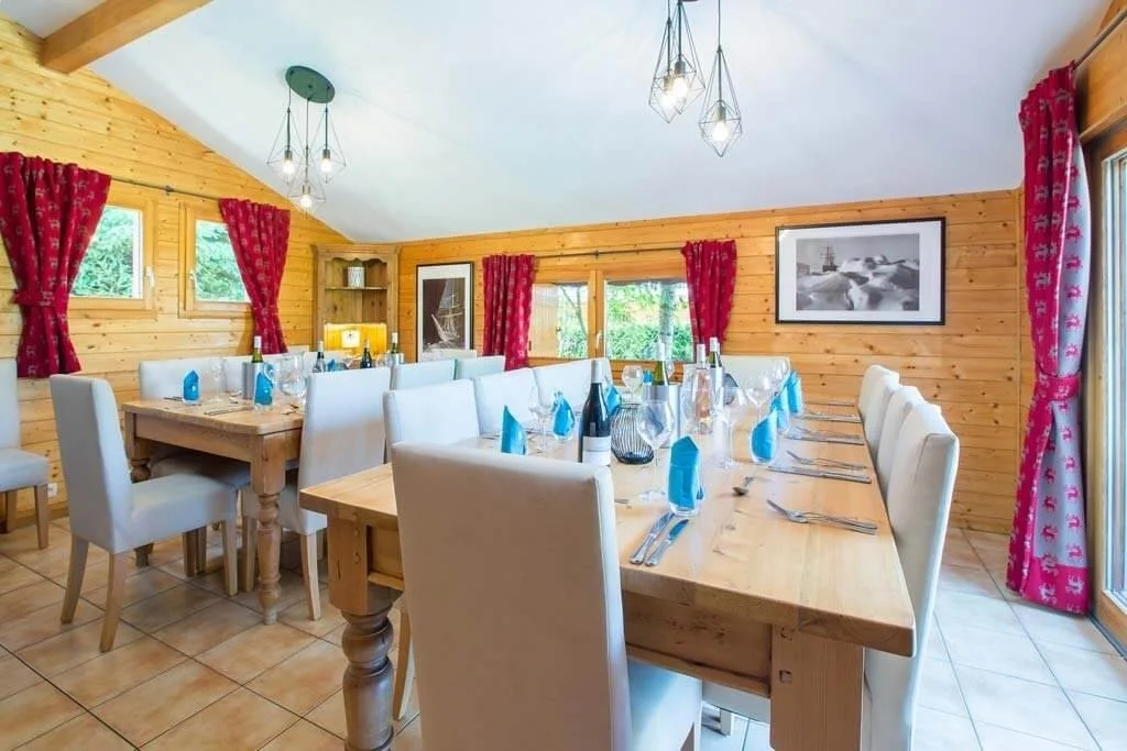 imgi_23_chalet-des-montagnes-dining-room-morzine-chalet-catered-1024x683.jpg