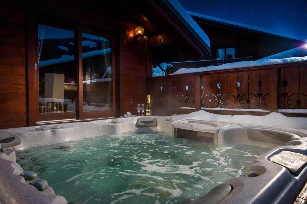 imgi_31_chalet-des-montagnes-outdoor-hot-tub-chalet-1024x683.jpg