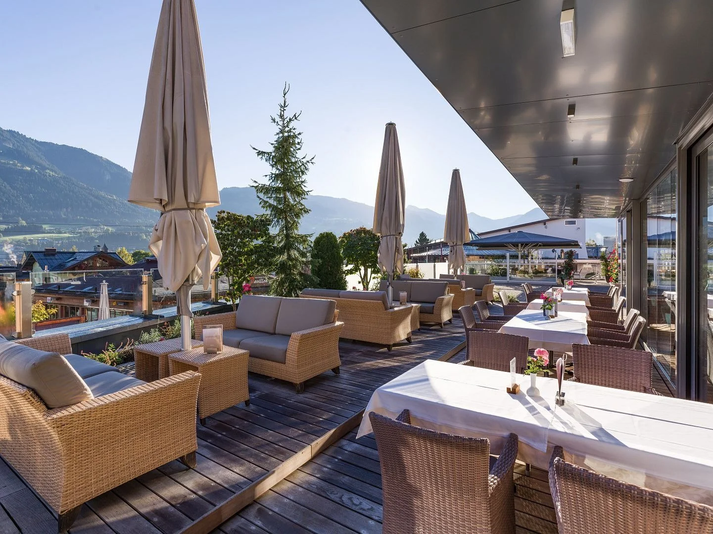 imgi_233_hotel-schweizerhof-hahnenkammstrasse-4-kitzbuehel-terrasse.jpg