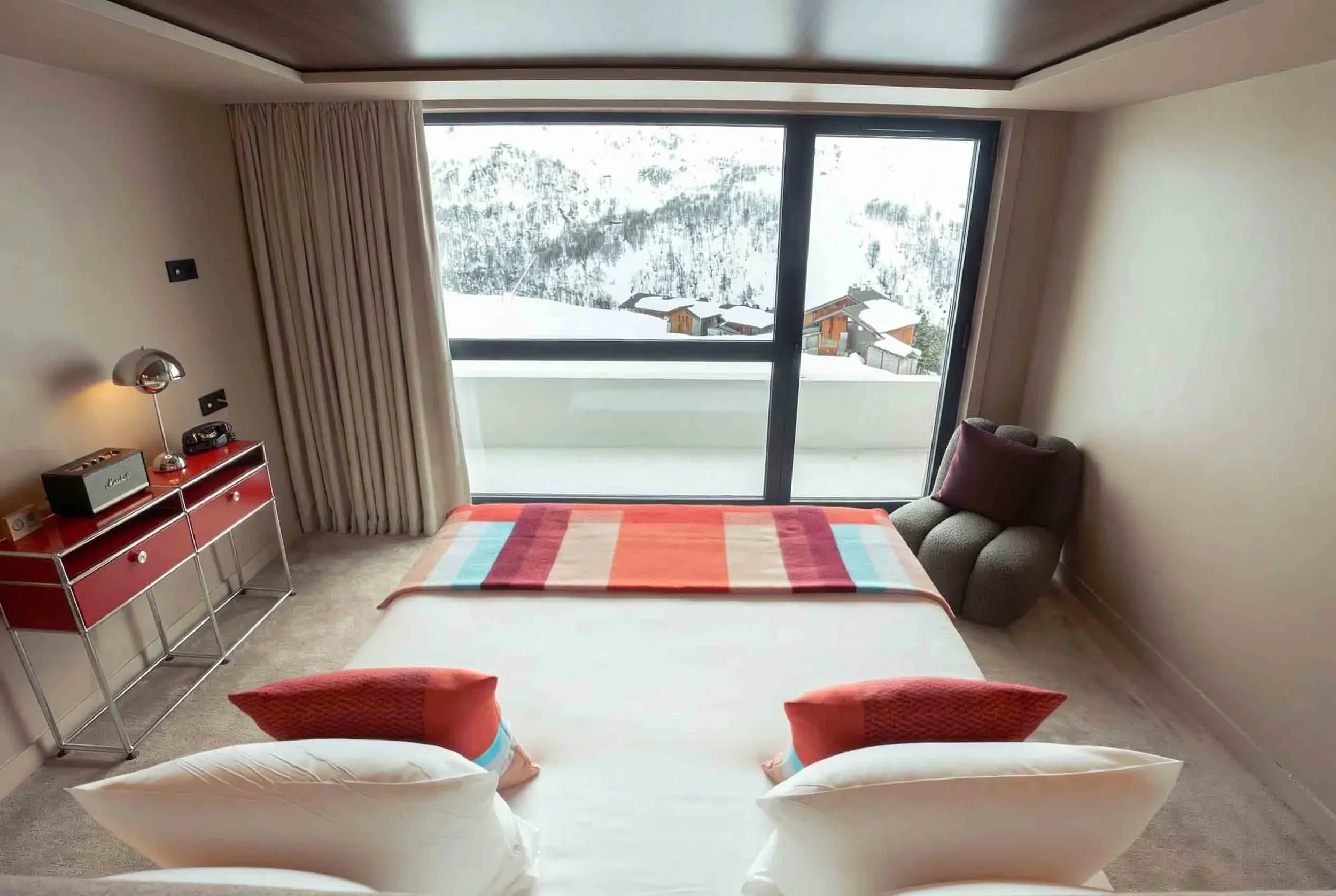 imgi_12_6aad46cd02a730feb5c25ea1_hotel-les-menuires-2-bedroom-suite-bedroom-mountain-view.webp
