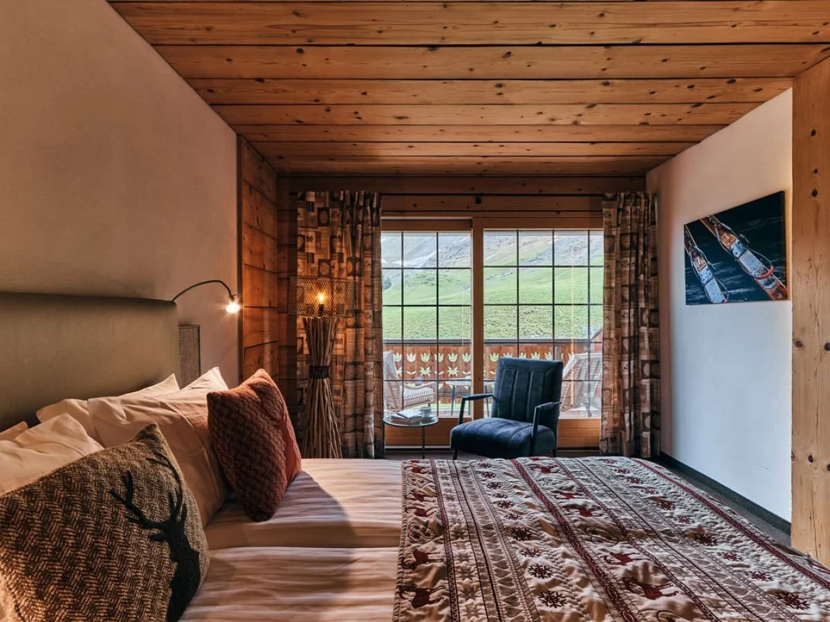 imgi_296_mountain-view-room01-1200x899-crop-q80.jpg