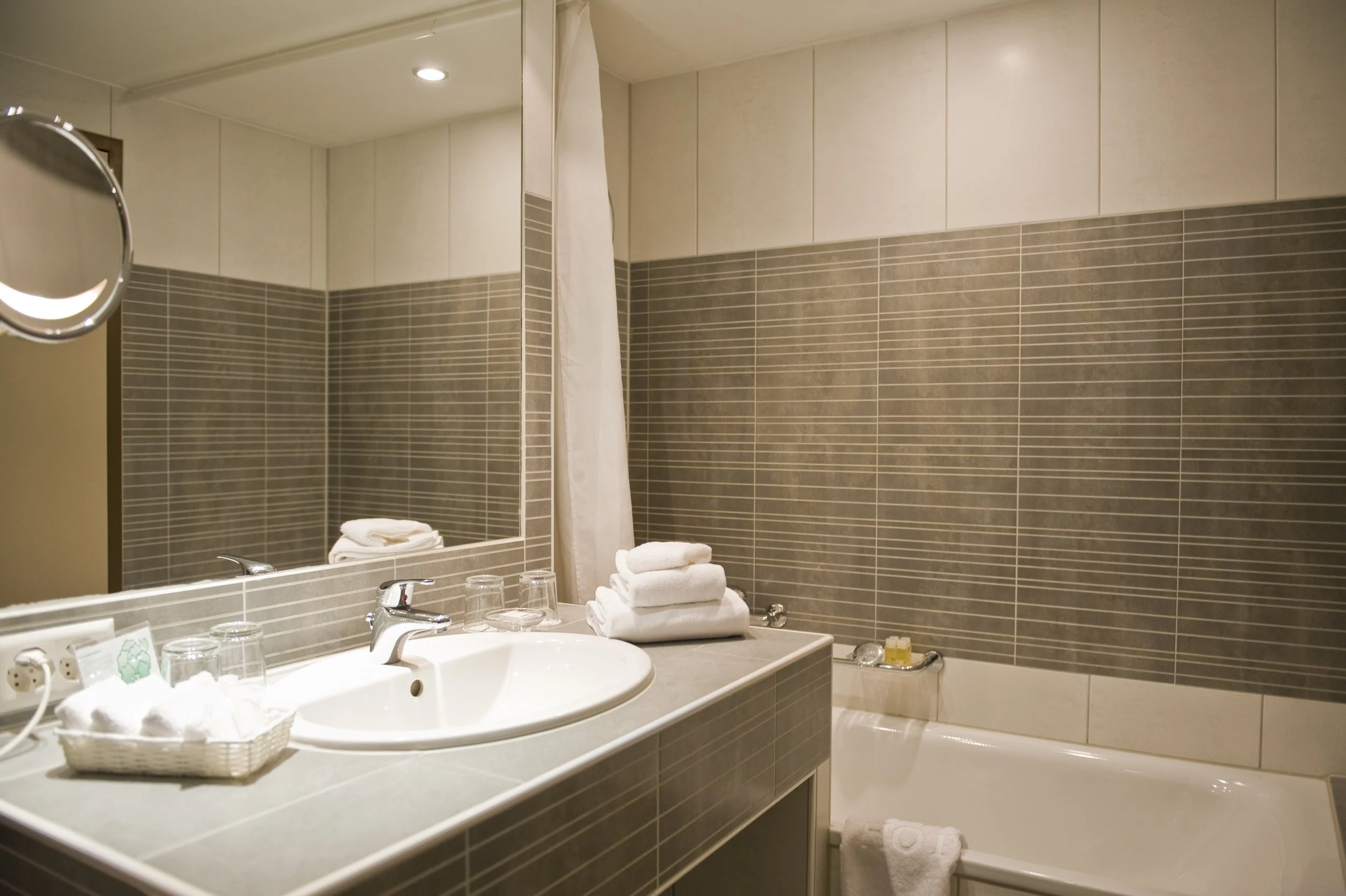 5c - Bathroom in double room.JPG