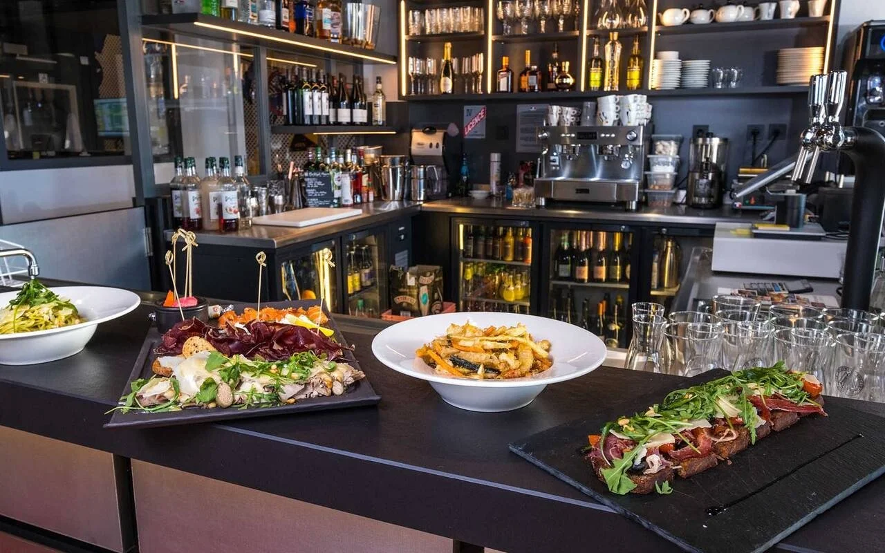 imageye___-_imgi_61_340_tapas-sur-le-bar-du-popalp-cafe-restaurant-alpe-d-huez.jpg