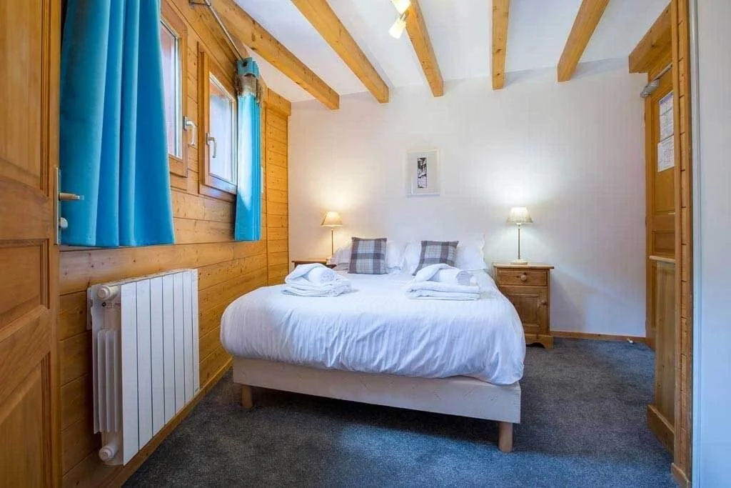 imgi_27_chalet-des-montagnes-double-bedroom-morzine-chalet-1024x683.jpg