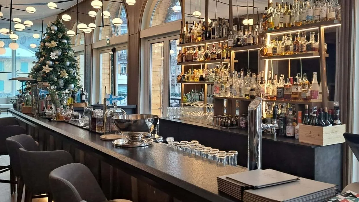 imgi_12_luxury-ski-hotel-cortina-grand-hotel-savoia-oxford-ski-bar.jpg