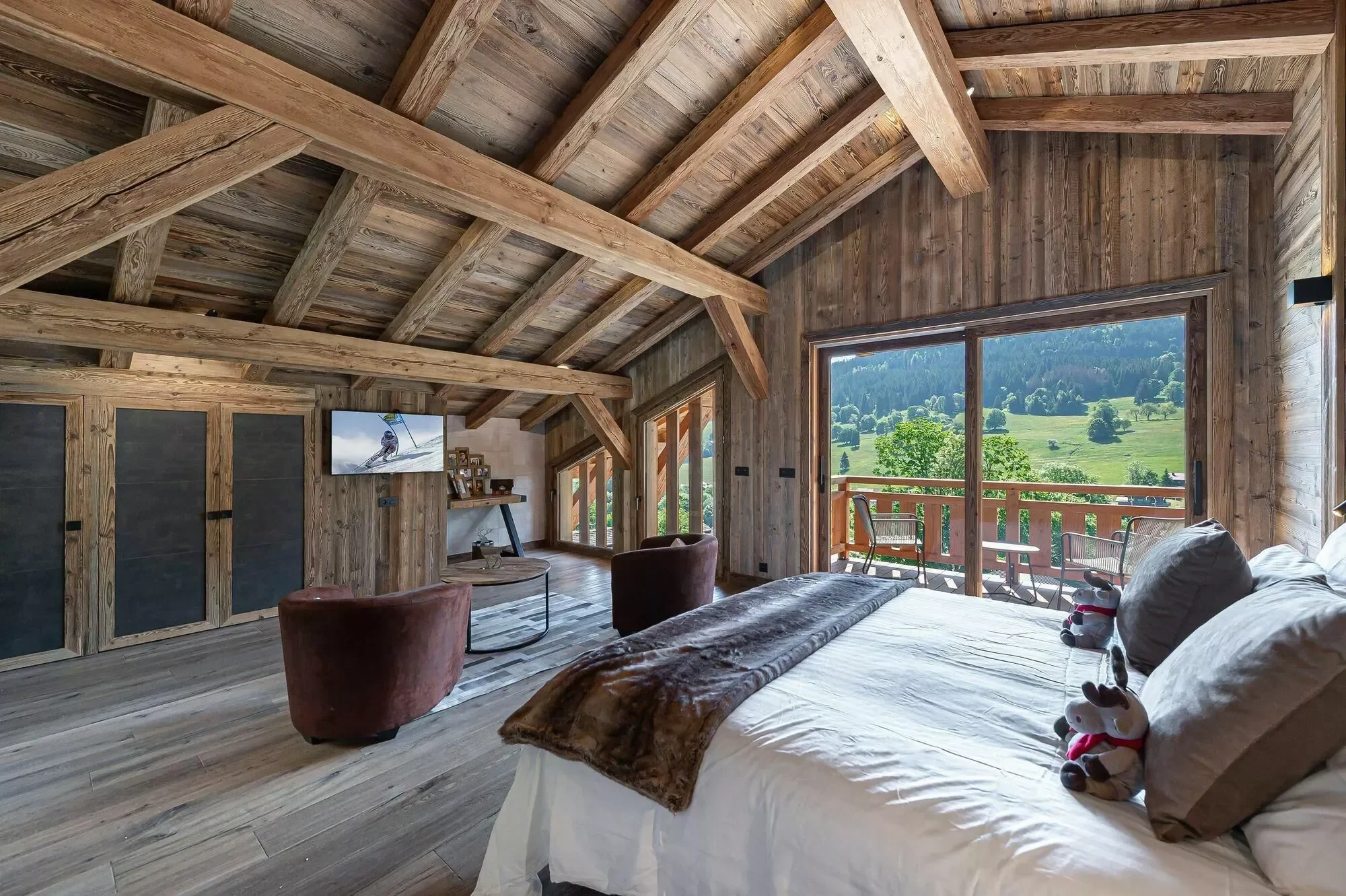 Luxuriously spacious double room with lounge area. Plush double bedroom indulgent on the senses. Lovely sun terrace overlooking the mountains.