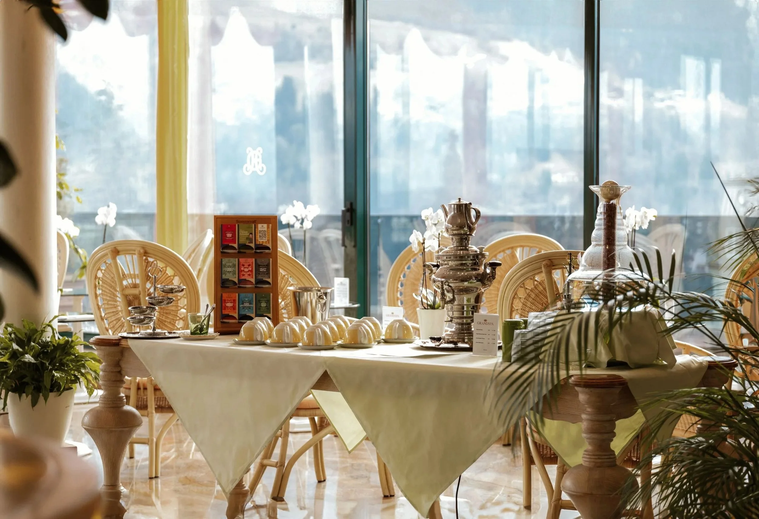 imgi_245_grand-hotel-wellness-lounge-breakfast-table-0113.jpg